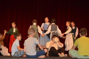 Folklorna prireditev Veseli, razigrani, nagajivi 4